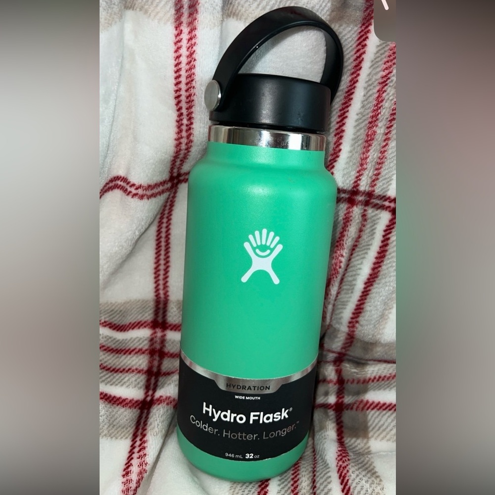 Hydro Flask Hydration
Bottle w/wide mouth
32 oz. Spearmint New